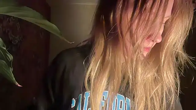 Snapshot of saint_cat25 chatting on December 9, 3:00 pm saint cat25 online show from December 9, 3:00 pm