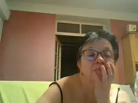 Snapshot of Vandeae44 chatting on February 9, 8:24 pm Vandeae44 online show from February 9, 8:24 pm