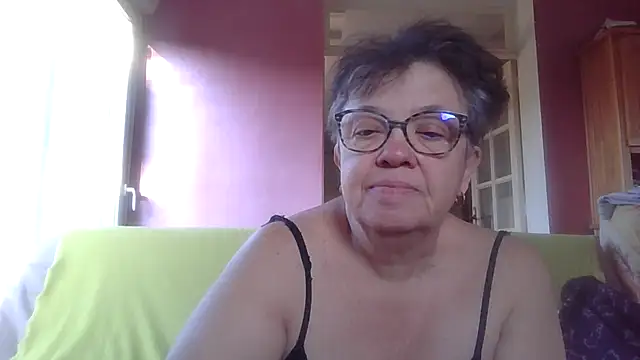 Snapshot of Vandeae44 chatting on March 18, 7:41 am Vandeae44 online show from March 18, 7:41 am