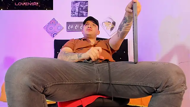 Snapshot of tony_landri chatting on September 17, 5:09 am tony landri online show from September 17, 5:09 am