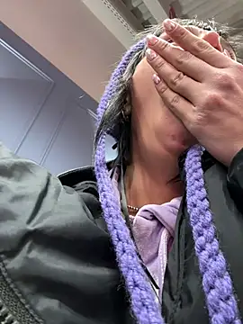 Snapshot of bigbabykiki chatting on December 17, 6:13 am bigbabykiki online show from December 17, 6:13 am