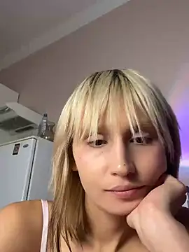 Snapshot of bigbabykiki chatting on September 18, 7:54 am bigbabykiki online show from September 18, 7:54 am