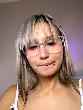 Snapshot of bigbabykiki chatting on October 4, 3:43 pm bigbabykiki online show from October 4, 3:43 pm