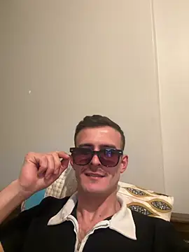 Snapshot of eddy355 chatting on December 18, 6:47 pm eddy355 online show from December 18, 6:47 pm