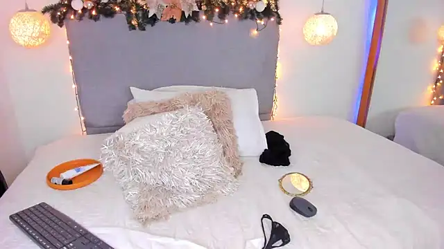 Snapshot of MeganCherryy chatting on December 18, 1:15 am MeganCherryy online show from December 18, 1:15 am
