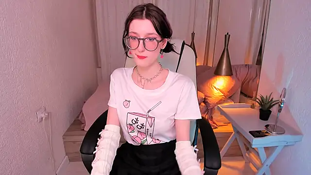 Snapshot of Lil_Melanie_ chatting on January 18, 2:12 pm Lil Melanie online show from January 18, 2:12 pm