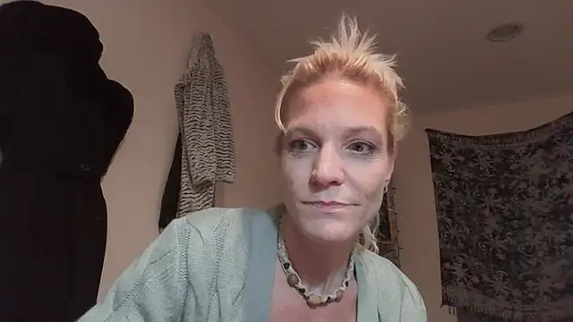 Snapshot of AddieAssets chatting on December 5, 1:58 am AddieAssets online show from December 5, 1:58 am