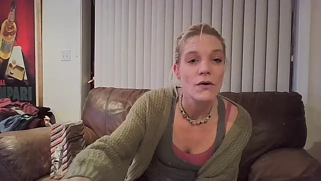 Snapshot of AddieAssets chatting on December 10, 9:01 am AddieAssets online show from December 10, 9:01 am