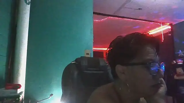 Snapshot of TRISH_MILF chatting on December 13, 1:37 am TRISH MILF online show from December 13, 1:37 am