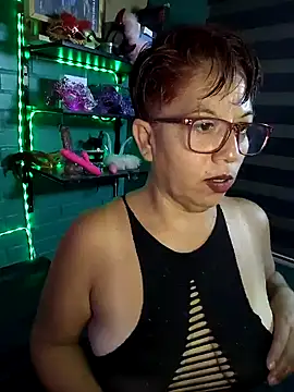 Snapshot of TRISH_MILF chatting on January 6, 12:59 am TRISH MILF online show from January 6, 12:59 am