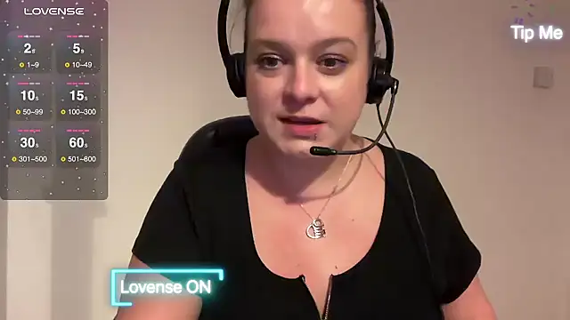 NaughtyWifeUK online show from December 2, 4:09 pm