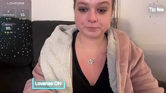 NaughtyWifeUK online show from December 14, 9:35 pm