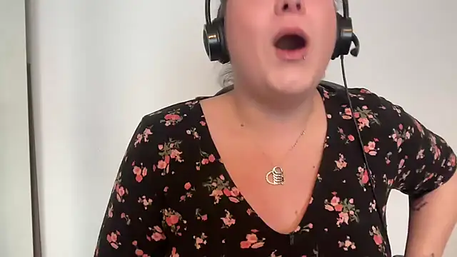 NaughtyWifeUK online show from March 13, 4:34 pm