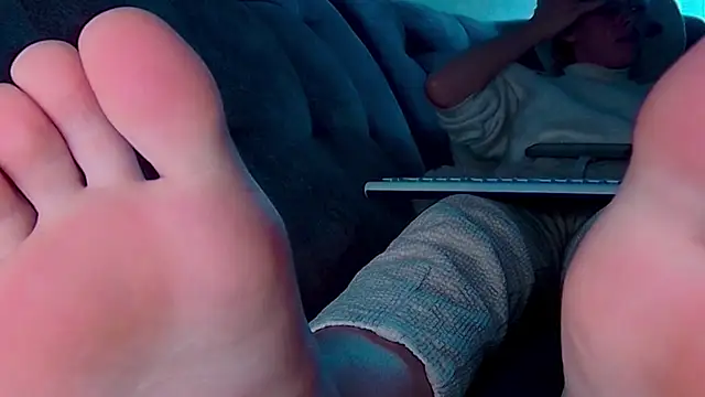 Snapshot of AgnesMillerS chatting on December 12, 10:34 am AgnesMillerS online show from December 12, 10:34 am