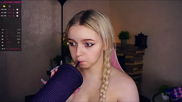 Snapshot of ZaraCreedon chatting on February 15, 4:36 am ZaraCreedon online show from February 15, 4:36 am