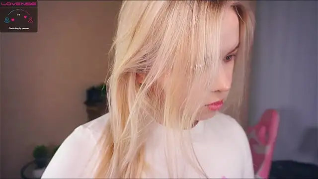 Snapshot of ZaraCreedon chatting on March 19, 7:17 pm ZaraCreedon online show from March 19, 7:17 pm