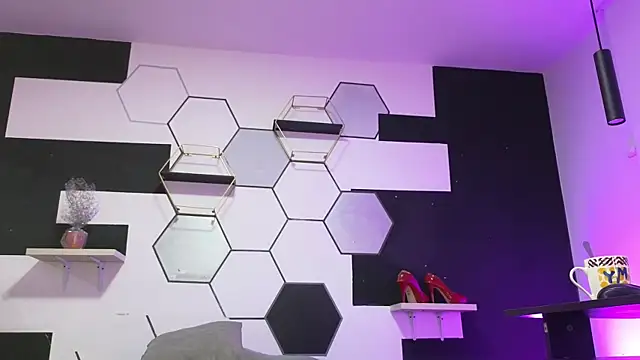 alondrabigtits online show from September 22, 11:56 am