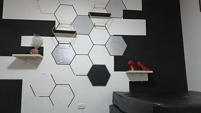 alondrabigtits online show from September 24, 11:57 am