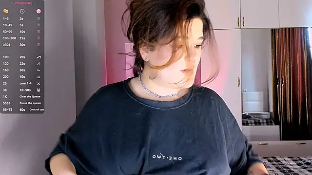 Snapshot of July_Slowdive chatting on February 6, 11:32 am July Slowdive online show from February 6, 11:32 am