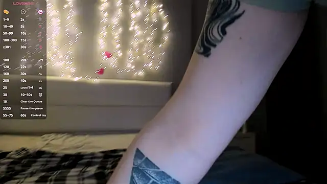 Snapshot of July_Slowdive chatting on March 19, 1:40 pm July Slowdive online show from March 19, 1:40 pm