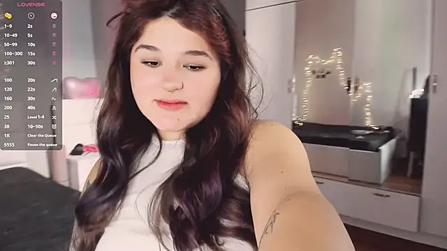 Snapshot of July_Slowdive chatting on October 12, 11:53 am July Slowdive online show from October 12, 11:53 am