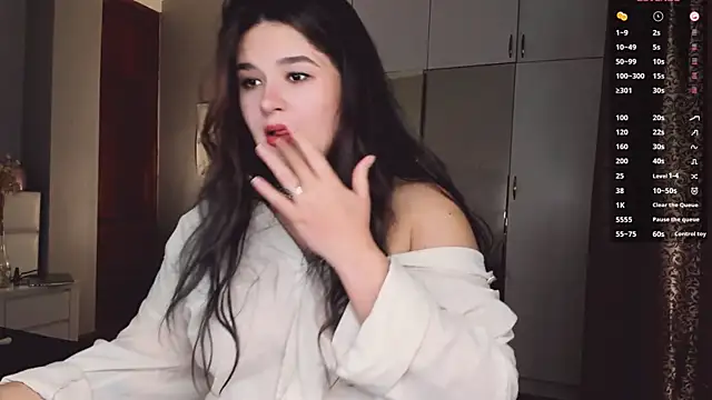 Snapshot of July_Slowdive chatting on November 13, 6:23 am July Slowdive online show from November 13, 6:23 am