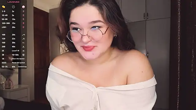 Snapshot of July_Slowdive chatting on November 18, 5:34 am July Slowdive online show from November 18, 5:34 am