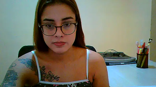 Snapshot of maliamiller chatting on March 16, 6:20 am maliamiller online show from March 16, 6:20 am