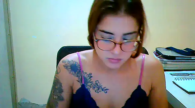 Snapshot of maliamiller chatting on March 19, 5:41 am maliamiller online show from March 19, 5:41 am