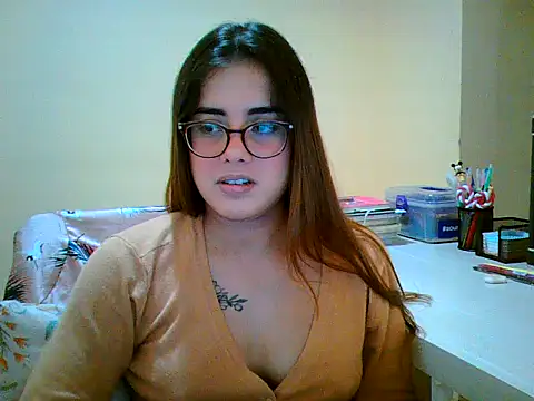 Snapshot of maliamiller chatting on October 31, 3:07 am maliamiller online show from October 31, 3:07 am