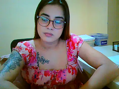 Snapshot of maliamiller chatting on December 5, 3:59 am maliamiller online show from December 5, 3:59 am