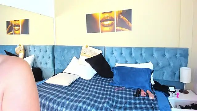 Snapshot of Sam_and_molly_ chatting on December 1, 10:43 pm Sam and molly online show from December 1, 10:43 pm