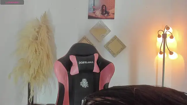 kattadoll online show from April 8, 12:05 pm