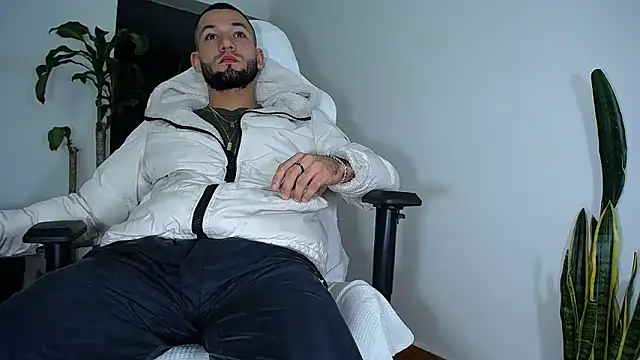 Snapshot of diamond_black00 chatting on February 13, 6:05 pm diamond black00 online show from February 13, 6:05 pm