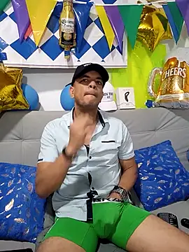 latinmartin73 online show from October 3, 12:07 am