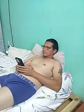 Andresguz35 online show from May 1, 3:44 am