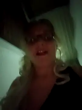 Snapshot of Fenix_528 chatting on November 15, 2:42 am Fenix 528 online show from November 15, 2:42 am