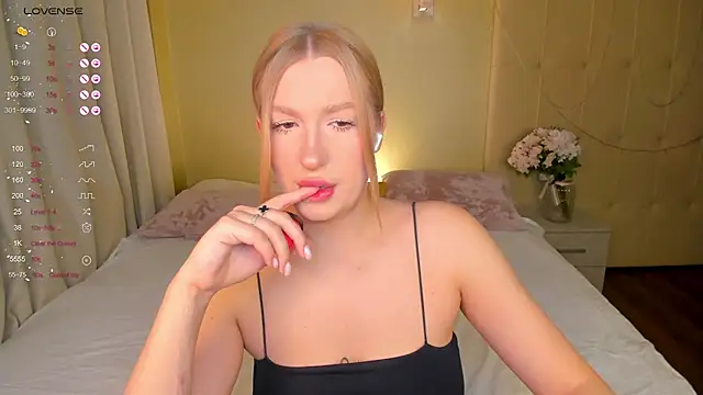 Emma  Leee online show from March 5, 12:59 am