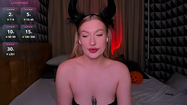 Emma  Leee online show from October 31, 12:55 am