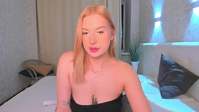 Emma  Leee online show from February 25, 1:04 am