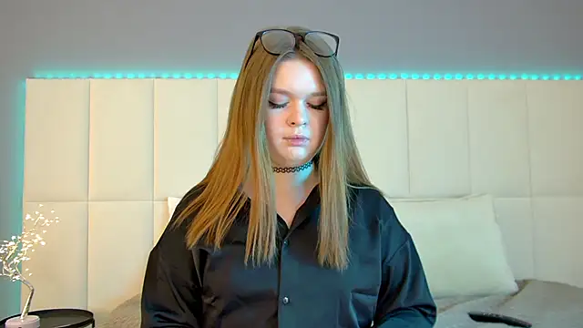 CrystalLyons online show from March 4, 6:58 am