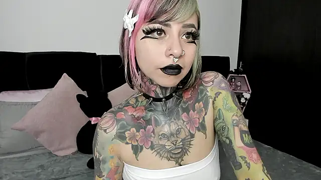 Snapshot of NikkiRamone chatting on December 6, 9:32 am NikkiRamone online show from December 6, 9:32 am