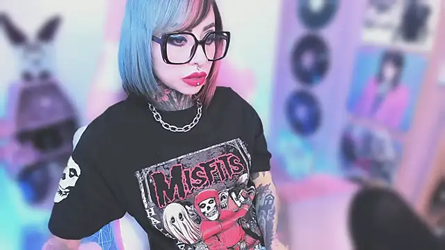 Snapshot of NikkiRamone chatting on December 3, 9:02 pm NikkiRamone online show from December 3, 9:02 pm