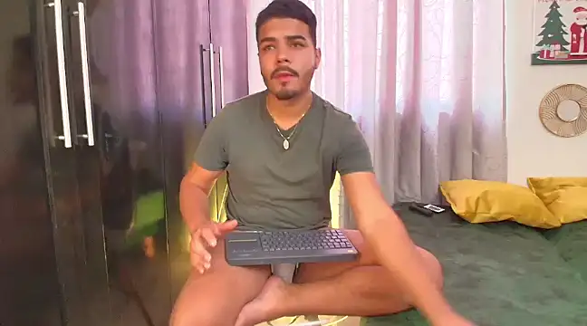 Snapshot of thiagowes chatting on December 11, 6:31 pm thiagowes online show from December 11, 6:31 pm