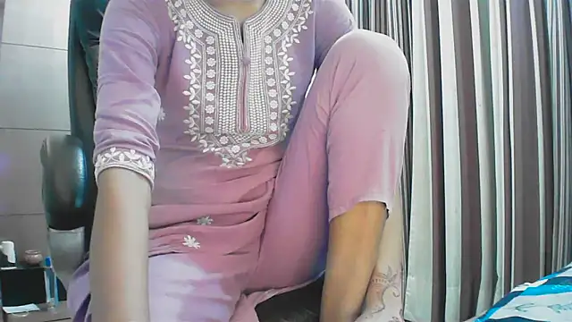 Snapshot of collage_hoty chatting on November 20, 4:29 pm collage hoty online show from November 20, 4:29 pm