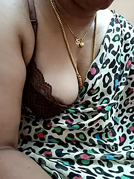 Snapshot of gaurika18 chatting on February 16, 12:19 am gaurika18 online show from February 16, 12:19 am