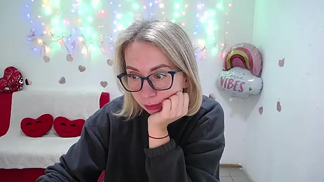Snapshot of VasilisaSii chatting on October 6, 5:05 am VasilisaSii online show from October 6, 5:05 am