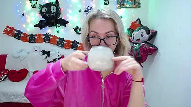 Snapshot of VasilisaSii chatting on October 18, 5:10 am VasilisaSii online show from October 18, 5:10 am