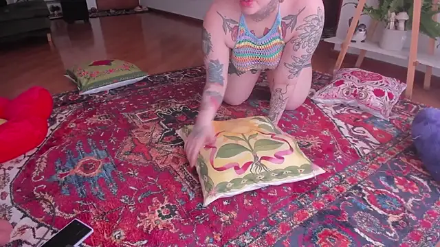 Whitekitty-exe online show from February 6, 8:13 pm