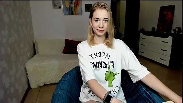 Snapshot of LunaBelli chatting on January 11, 6:45 am LunaBelli online show from January 11, 6:45 am